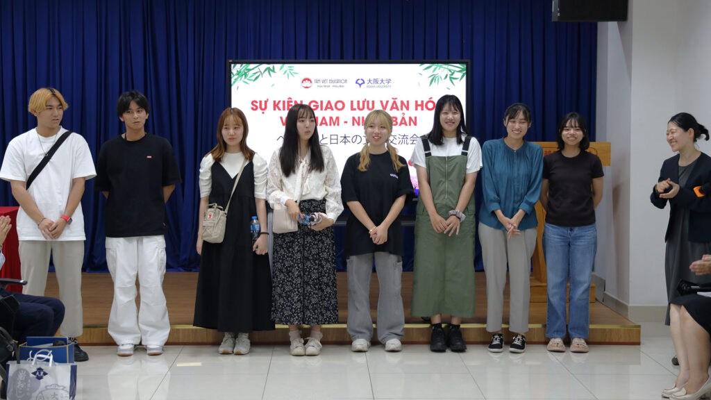 Sinh viên Osaka giao lưu văn nghệ và nhận quà
