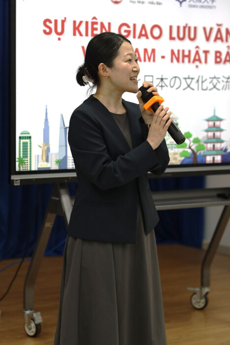 Cô Kondo Mika phát biểu