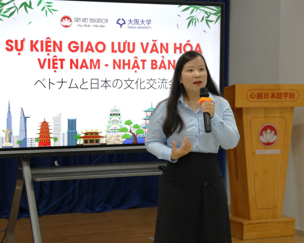 Cô Trần Hương Giang phát biểu