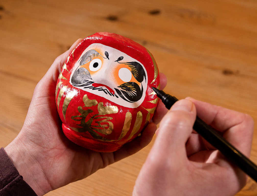 vẽ mắt cho daruma