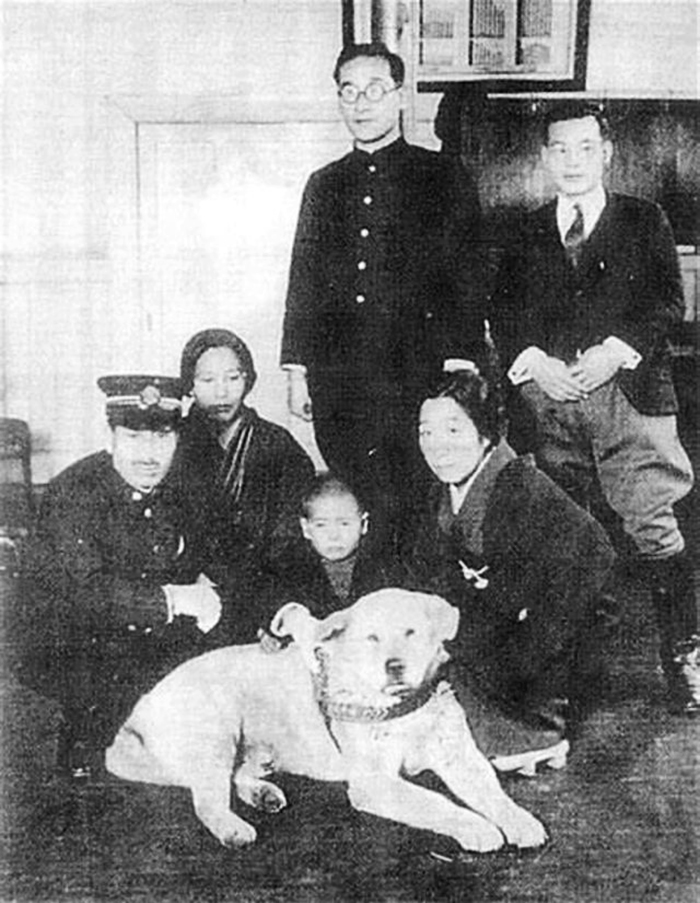 "Hachiko - Chú chó đợi chờ" nổi tiếng trên toàn thế giới 1 Hachiko chụp ảnh cùng gia đình Ueno (Nguồn: Sưu tầm)